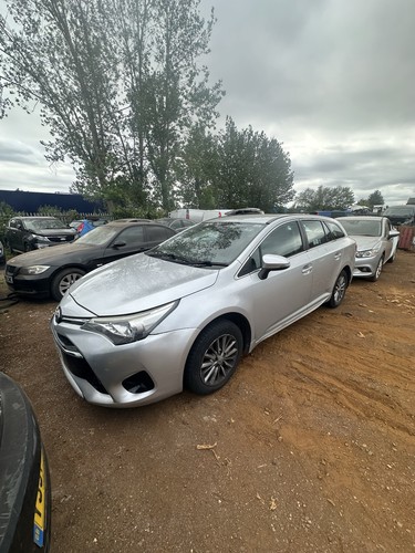Toyota avensis headlight - toyota,