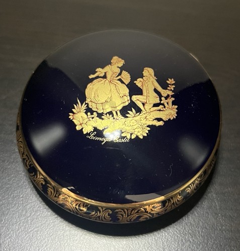 Limoges castel courting couple - castel,