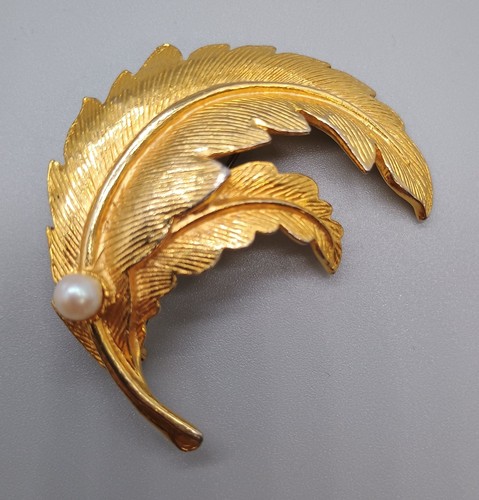 Vintage gold tone feather leaf - feather,