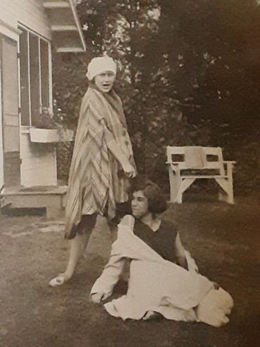 Woman pulling the hair her - of,