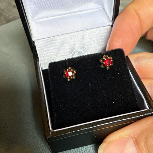 9ct gold and - garnet, flower
