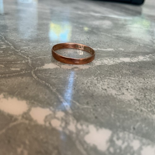 9ct gold ring - 375,