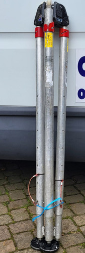 Tripod hoist lift lifting man
