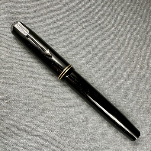 1930s black parker vacumatic - black,