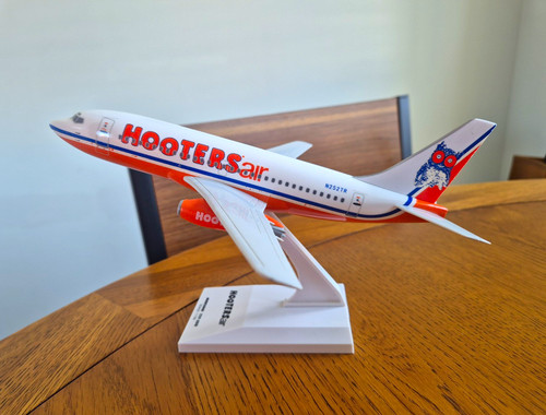 Hooters air boeing - air,