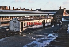 PHOTO  NEWBURY RAILWAY STATION OLD CARRIAGE 1980'S