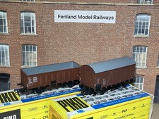 2 Piko 1/87 HO Scale German 4 Wheel Freight Wagons