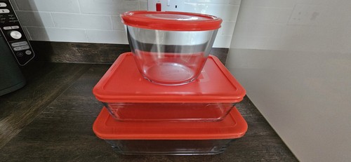 Set pyrex dishes with - of, 3