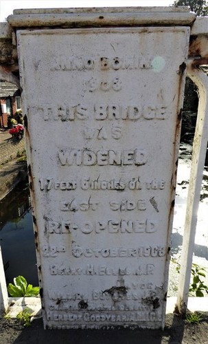 Photo 6x4 old bridge marker - old, on