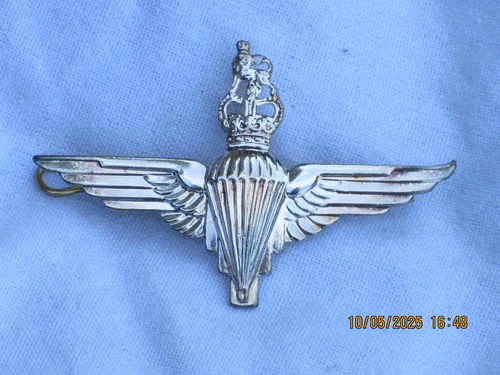 Parachute regiment beret badge - parachute,