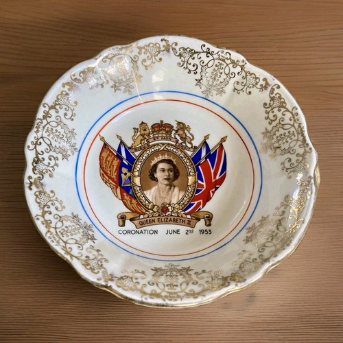 Royal commemorative pin - royal,