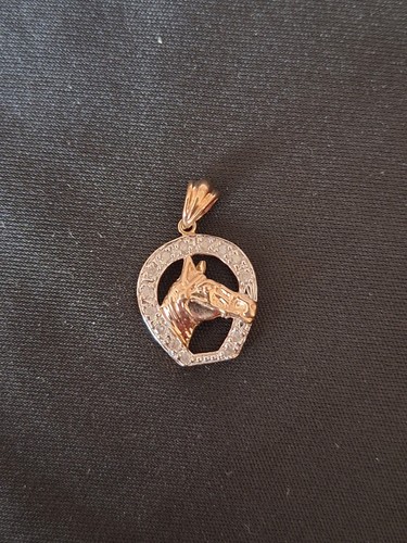 9ct gold horse shoe pendant