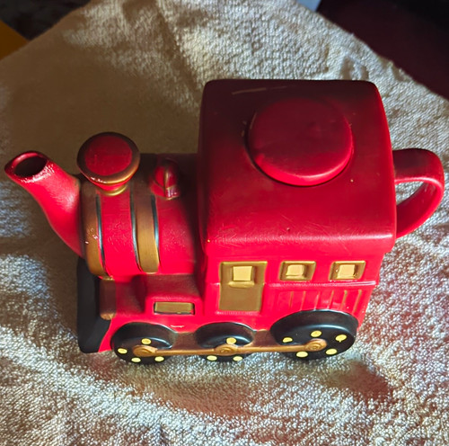 Unmarked red ceramic - unmarked,