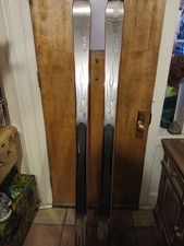 skis