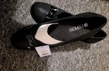 Pavers BRAND NEW Size 5 Women's