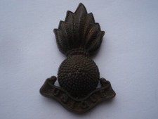 VINTAGE UBIQUE PLASTIC CAP BADGE