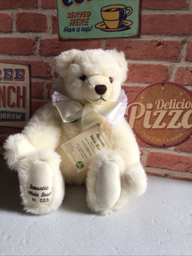Beautiful white alpaca artist - white,