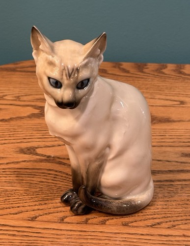 Pre owned vtg porcelain - pre,