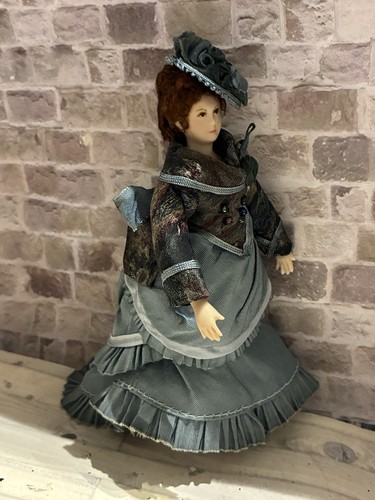 Dolls house scale - dolls,