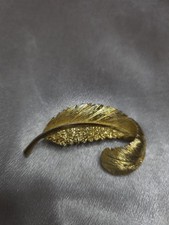 Vintage sphinx Gold Tone festher Brooch Signed 719