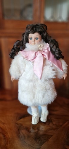 Vintage the connoisseur doll - vintage,