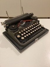 UNDERWOOD PORTABLE 3 BANK TYPEWRITER PICA FONT 10CPI. SPANISH LAYOUT. USA 1925