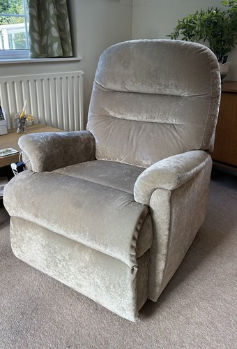 Riser recliner chair single
