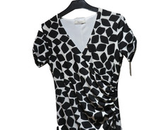 Precis Petite black and white