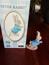 2002 vintage peter rabbit running figurine  carrots and veg at his feet! 40388