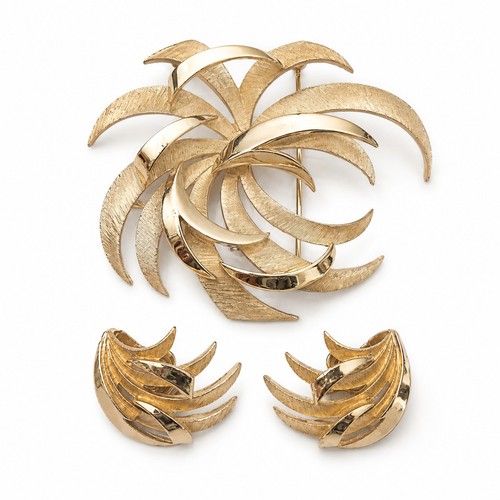Vintage crown trifari gold - vintage,