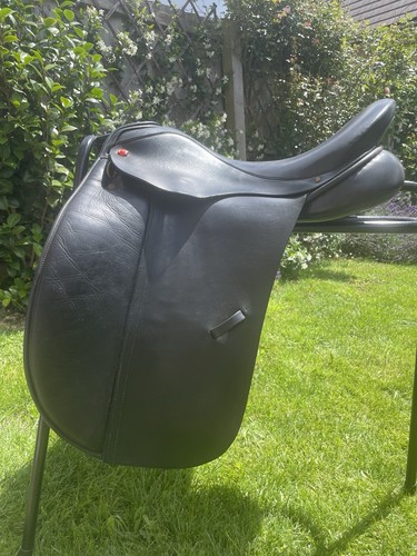 Albion dressage saddle - 17.5”,