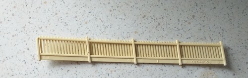 R509 030 hornby platform fence - hornby,