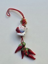 VINATGE ORIENTIAL WAVING CAT WITH CHILLI PEPPERS LUCKY CHARM FOR PHONE OR KEYS