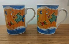A PAIR OF RAYWARE VINTAGE 1990s NOVELTY FISH DESIGN. TEA/COFFEE RETRO MUGS