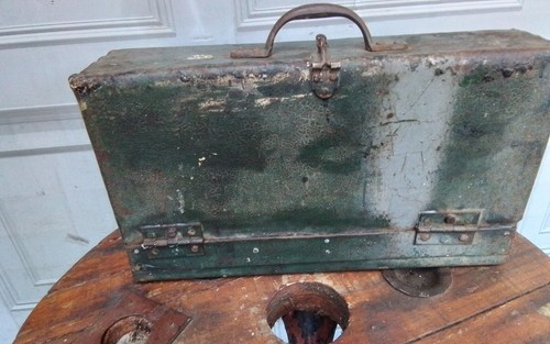 Vintage metal tool chest - ,