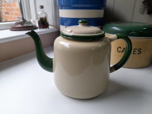 Vintage cream and green enamel - green,