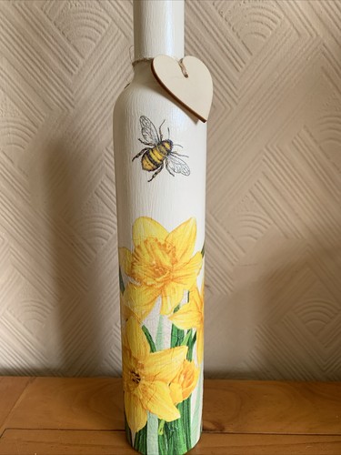 Daffodil and bumble bee vase - bee, vase/