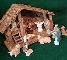 Vintage Christmas Nativity Set Wooden Stable With 13 Ceramic Figures. 42 cm lgth