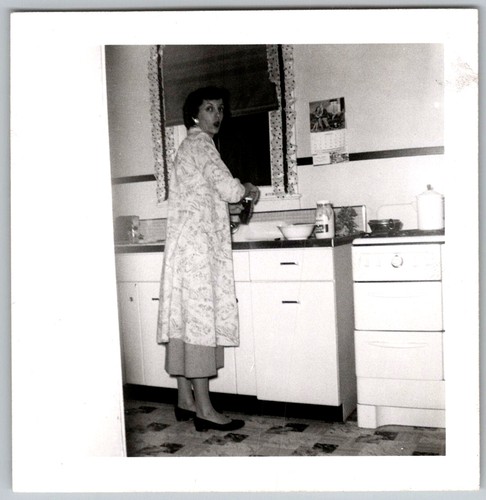 Vtg snapshot woman in - b&w,