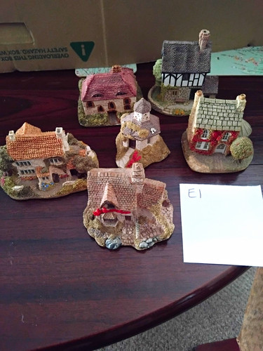 Lilliput lane hand painted - lilliput,