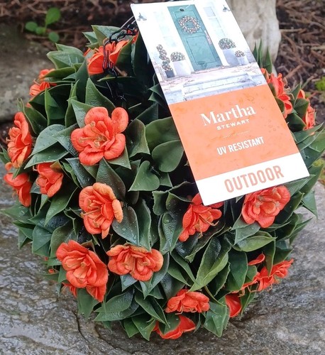 Martha stewart topiary - martha, kissing