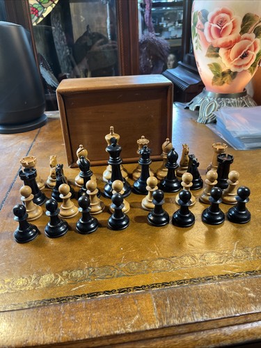 Staunton style chess set - chess,