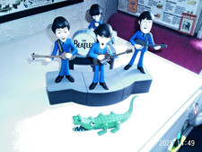 THE BEATLES McFARLANE DELUXE SET NEAR MINT BAND FIGURES +STAGE + CROC ! FAB !