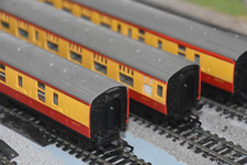 Hornby Mk1 Coaches x3 Blood &