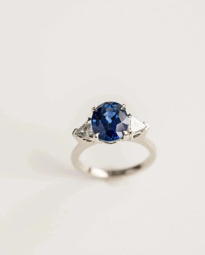 Oval cut blue sapphire - 3.58,