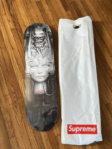 Supreme giger skateboard - h.r.,