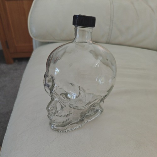 Empty glass skull - empty,