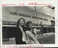1985 Press Photo Jennifer Karup and Kathleen Young stand at NO Convention Center