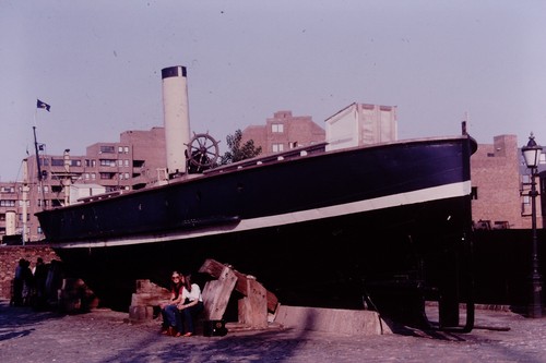 1980 river thames - thames, shipping