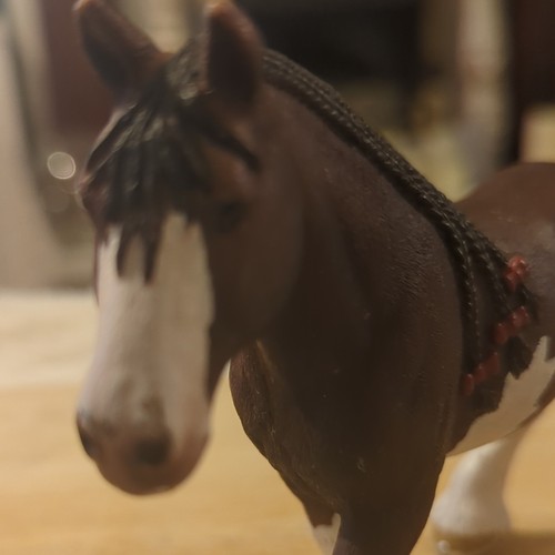 Brown white plastic horse - white,